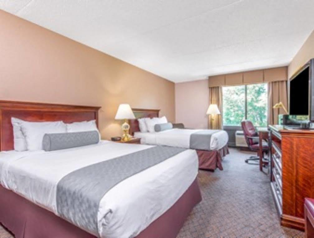 Days Inn By Wyndham Horsham Philadelphia Esterno foto